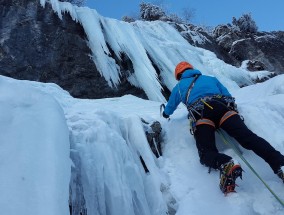 雪后登山遇险记，游客滑倒险坠梯的惊魂时刻