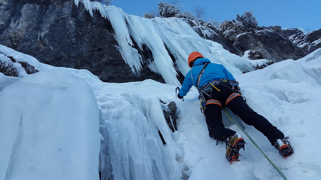 雪后登山遇险记，游客滑倒险坠梯的惊魂时刻