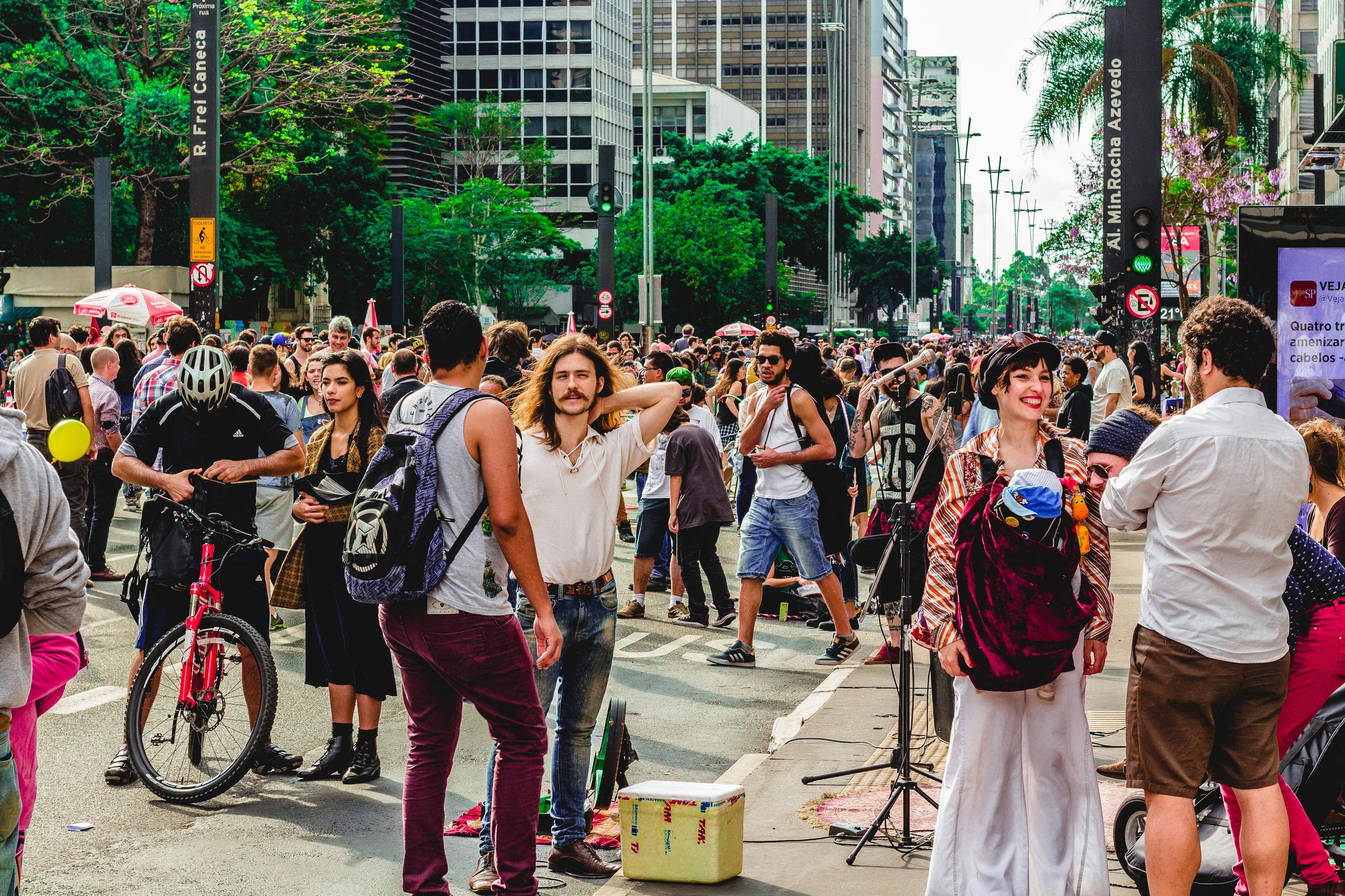 叙南部多地遭遇空袭，叙民众举行抗议行动